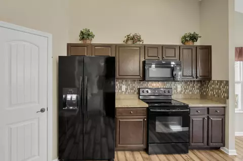 Kitchen - 303 Rolling Acre Dr, Lithopolis, OH 43136 photo 3 of 3