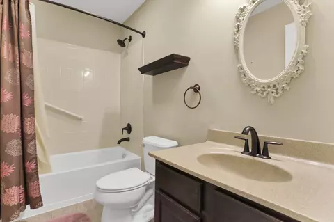 Bath - 303 Rolling Acre Dr, Lithopolis, OH 43136 photo 3 of 4
