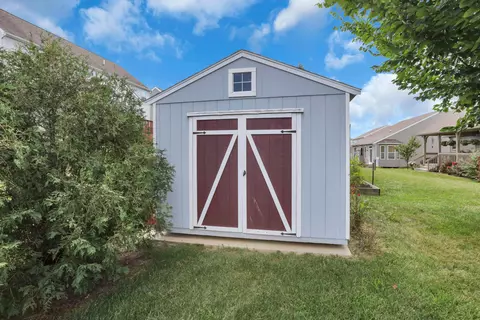 Exterior - 303 Rolling Acre Dr, Lithopolis, OH 43136 photo 5 of 17