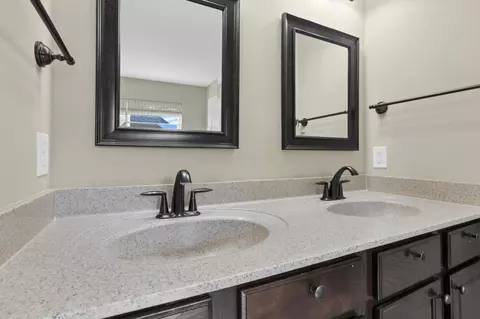 Bath - 303 Rolling Acre Dr, Lithopolis, OH 43136 photo 2 of 4