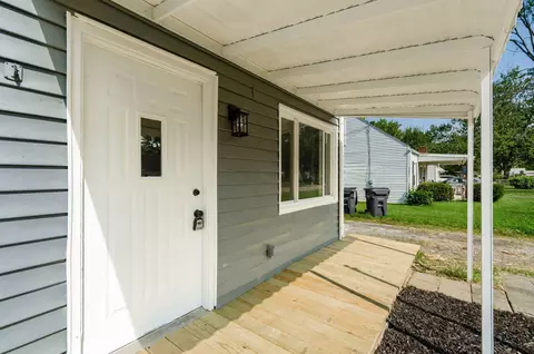 Exterior - 899 Antwerp Rd, Columbus, OH 43213 photo 5 of 12