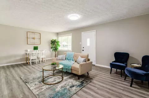 Living - 899 Antwerp Rd, Columbus, OH 43213 photo 3 of 3