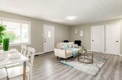 Living - 899 Antwerp Rd, Columbus, OH 43213 photo 2 of 3