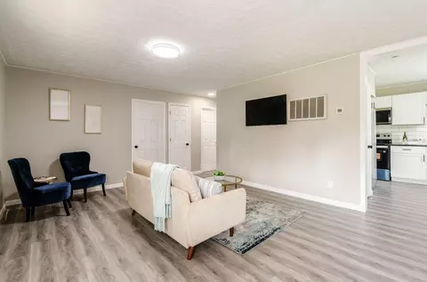 Living - 899 Antwerp Rd, Columbus, OH 43213 photo 1 of 3