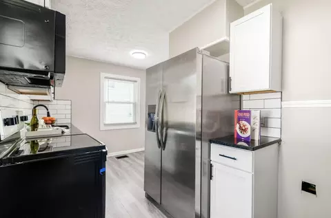 Kitchen - 899 Antwerp Rd, Columbus, OH 43213 photo 3 of 3