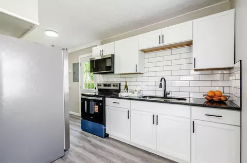 Kitchen - 899 Antwerp Rd, Columbus, OH 43213 photo 2 of 3