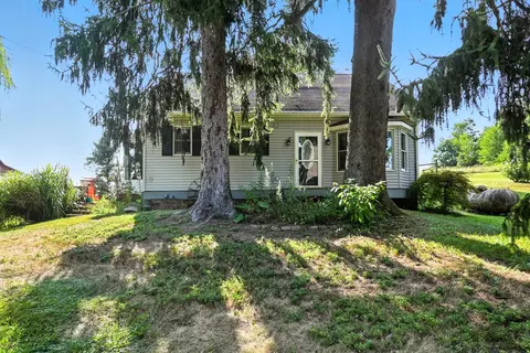 8693 Grove Church Rd, Gambier, OH 43022