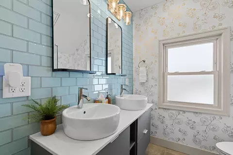 Bath - 461 Stanley Ave, Columbus, OH 43206 photo 2 of 4