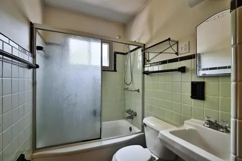 Bath - 72 E Stanton Ave, Columbus, OH 43214 photo 2 of 2