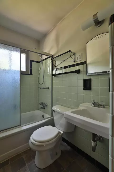 Bath - 72 E Stanton Ave, Columbus, OH 43214 photo 1 of 2