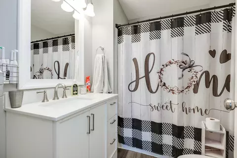 Bath - 1121 Elm St, Springfield, OH 45503 photo 1 of 1