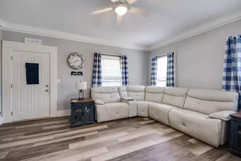 Living - 1121 Elm St, Springfield, OH 45503 photo 2 of 2