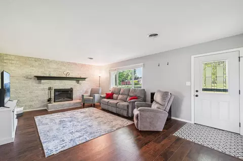 Living - 11216 Lakeview Dr, Orient, OH 43146 photo 2 of 4