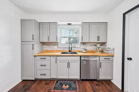 Kitchen - 11216 Lakeview Dr, Orient, OH 43146 photo 4 of 6