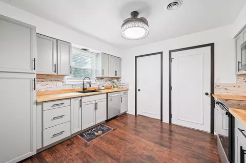 Kitchen - 11216 Lakeview Dr, Orient, OH 43146 photo 1 of 6
