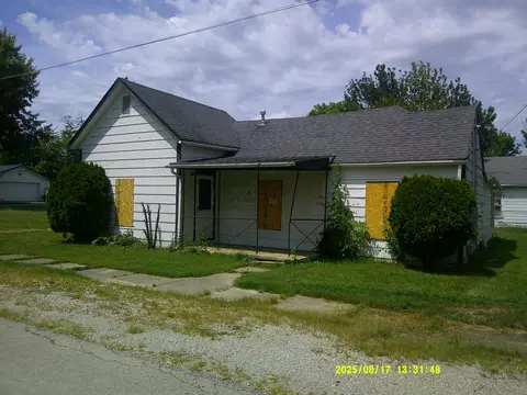 28 Market St, Bloomingburg, OH 43106