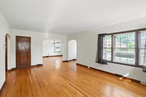 Living - 123 E 3rd St, Springfield, OH 45504 photo 2 of 6