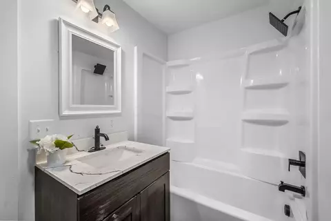 Bath - 332 Quarry St, Marion, OH 43302 photo 3 of 3