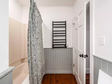 Bath - 126 E Como Ave, Columbus, OH 43202 photo 4 of 5