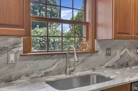 Kitchen - 5263 Whitegate Ct, Dublin, OH 43016 photo 9 of 11