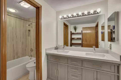 Bath - 5263 Whitegate Ct, Dublin, OH 43016 photo 8 of 10