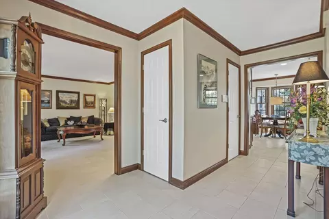Entry Way - 5263 Whitegate Ct, Dublin, OH 43016 photo 5 of 7