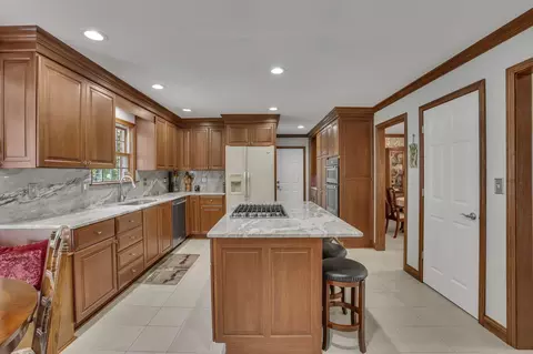 Kitchen - 5263 Whitegate Ct, Dublin, OH 43016 photo 10 of 11