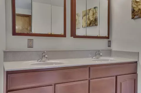Bath - 5263 Whitegate Ct, Dublin, OH 43016 photo 5 of 10