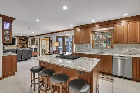 Kitchen - 5263 Whitegate Ct, Dublin, OH 43016 photo 6 of 11