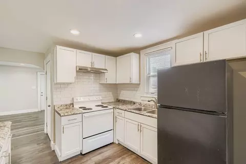 Kitchen - 19 E Castle Rd, Columbus, OH 43207 photo 2 of 2