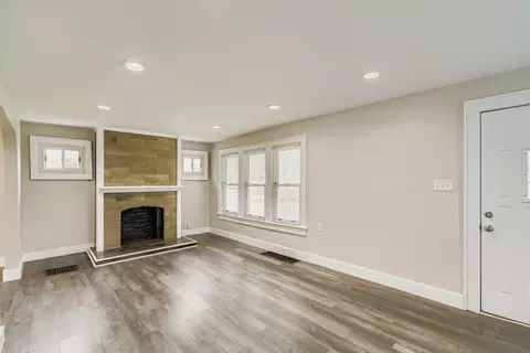 Living - 19 E Castle Rd, Columbus, OH 43207 photo 2 of 8