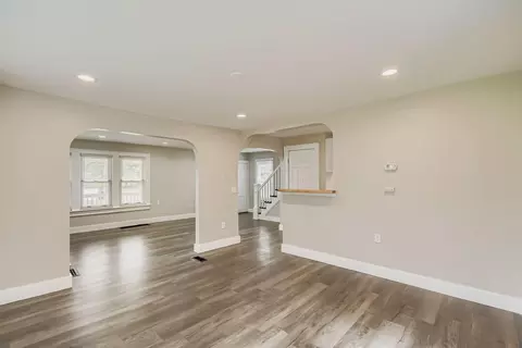 Living - 19 E Castle Rd, Columbus, OH 43207 photo 7 of 8
