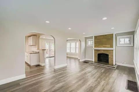 Living - 19 E Castle Rd, Columbus, OH 43207 photo 4 of 8