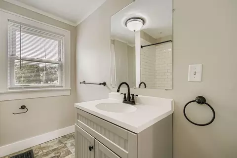 Bath - 19 E Castle Rd, Columbus, OH 43207 photo 2 of 3