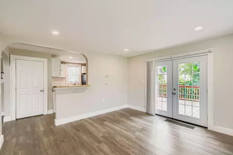 Living - 19 E Castle Rd, Columbus, OH 43207 photo 8 of 8
