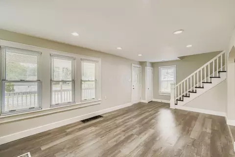 Living - 19 E Castle Rd, Columbus, OH 43207 photo 6 of 8