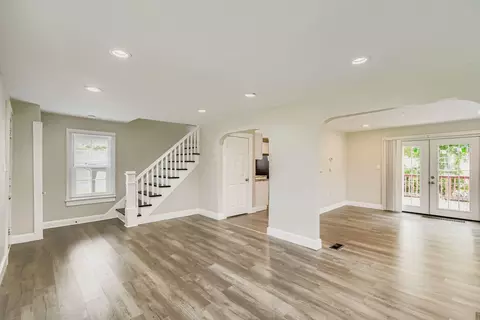 Living - 19 E Castle Rd, Columbus, OH 43207 photo 5 of 8