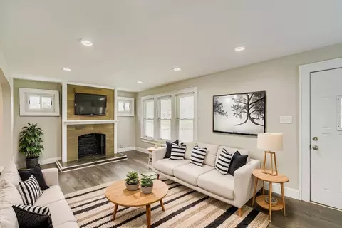 Living - 19 E Castle Rd, Columbus, OH 43207 photo 1 of 8