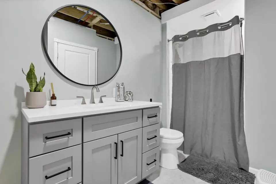 Bath - 12482 Prairie View Dr NW, Pickerington, OH 43147 photo 4 of 5