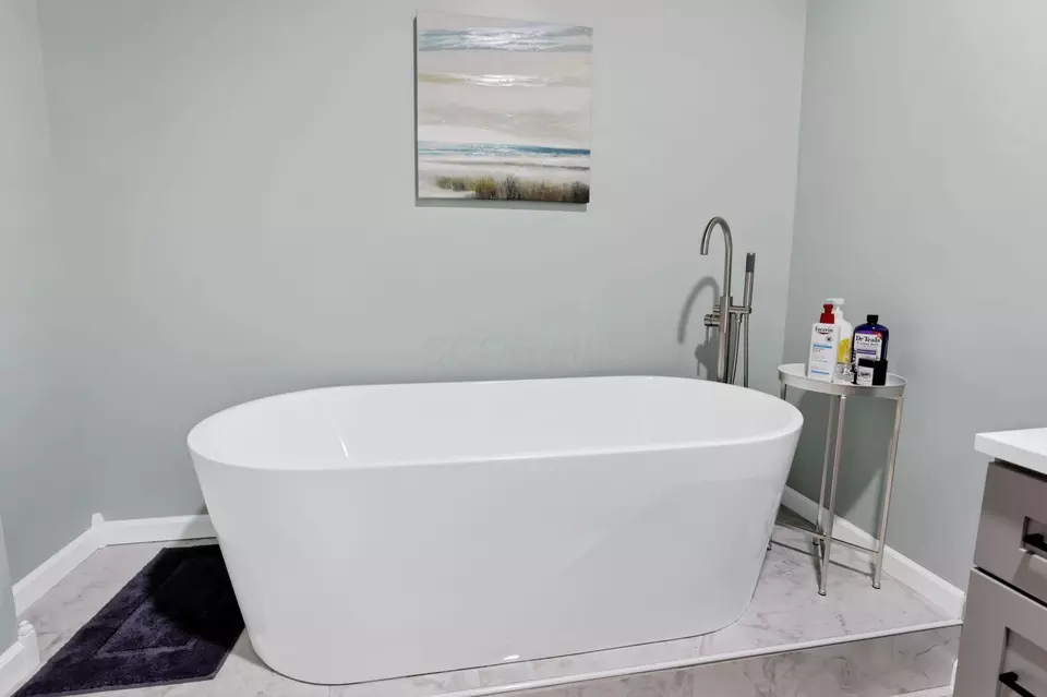 Bath - 12482 Prairie View Dr NW, Pickerington, OH 43147 photo 5 of 5