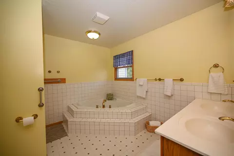 Bath - 3306 Gooding Rd, Marion, OH 43302 photo 3 of 5