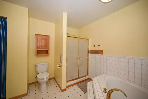 Bath - 3306 Gooding Rd, Marion, OH 43302 photo 4 of 5