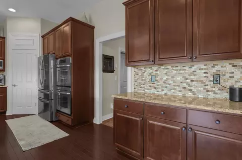 Kitchen - 5797 Glendavon Loop, Dublin, OH 43016 photo 6 of 8