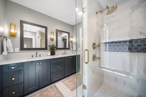 Bath - 247 E Deshler Ave, Columbus, OH 43206 photo 4 of 7
