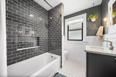 Bath - 247 E Deshler Ave, Columbus, OH 43206 photo 5 of 7