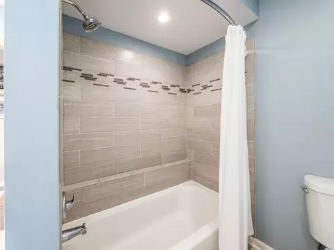 Bath - 4849 Chatelaine Dr, Dublin, OH 43017 photo 7 of 8
