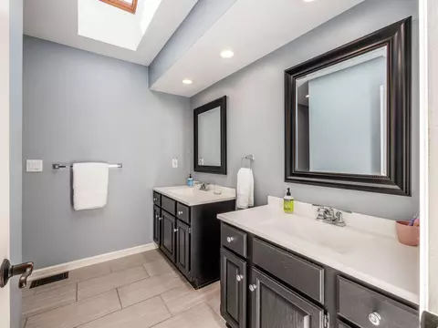 Bath - 4849 Chatelaine Dr, Dublin, OH 43017 photo 6 of 8