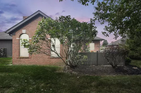 2574 Trotterslane Dr, Columbus, OH 43235