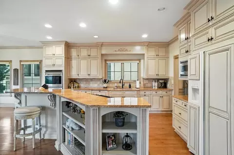 Kitchen - 3258 River Highlands Way, Dublin, OH 43017 photo 3 of 11
