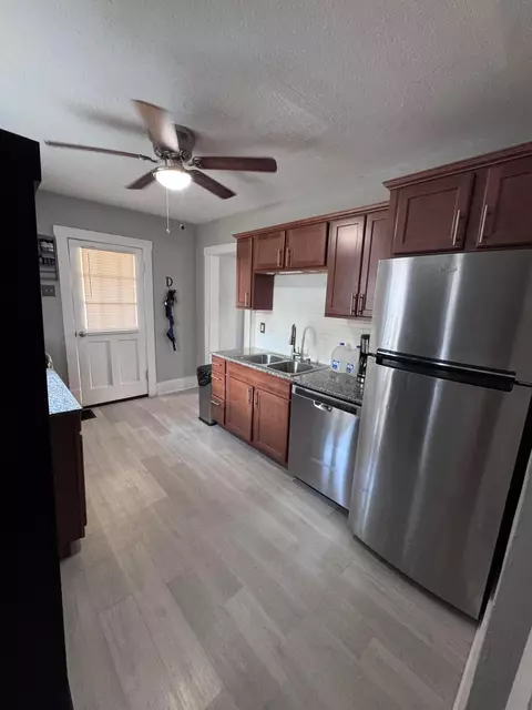 Kitchen - 284 Everett Ave, Newark, OH 43055 photo 4 of 4